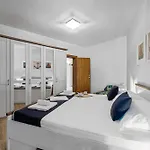 Aquarius - Beachside With Heated Pool