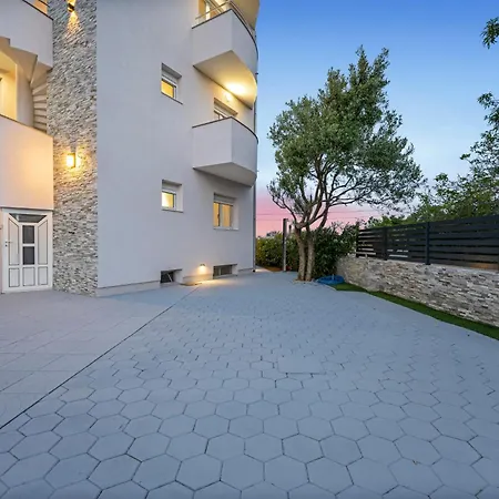 Aquarius - Beachside With Heated Pool