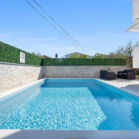Apartament Aquarius - Beachside With Heated Pool