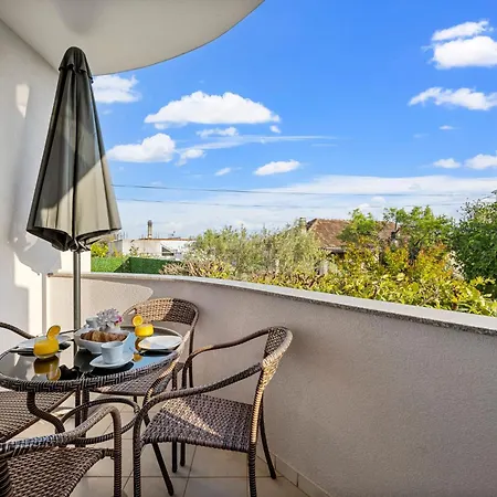 Aquarius - Beachside With Heated Pool Apartamento Vodice