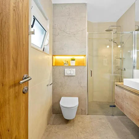 Aquarius - Beachside With Heated Pool Apartment *