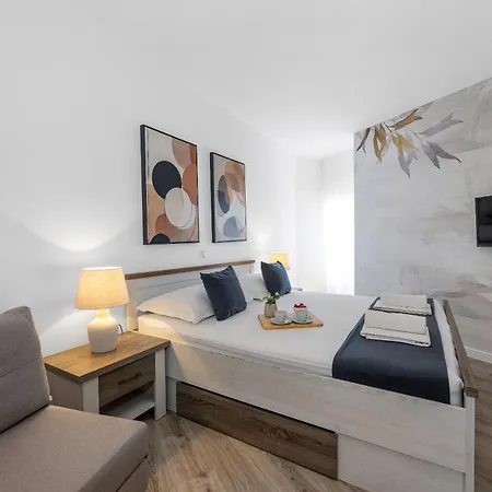 Apartment Aquarius - Beachside With Heated Pool Vodice