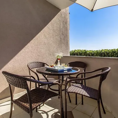 Aquarius - Beachside With Heated Pool