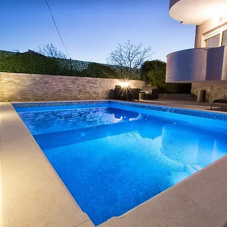 Aquarius - Beachside With Heated Pool