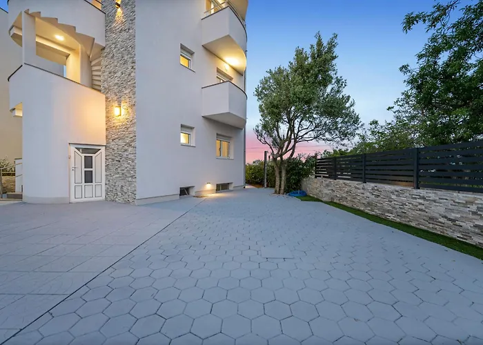 Aquarius - Beachside With Heated Pool