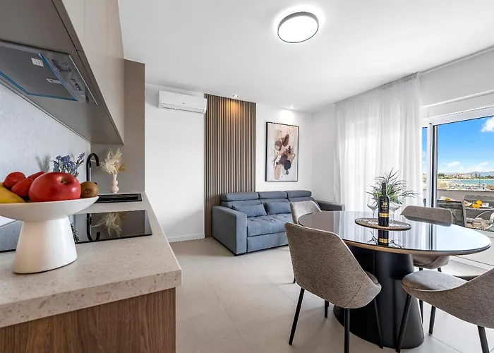 Aquarius - Beachside With Heated Pool *