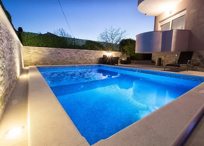 Aquarius - Beachside With Heated Pool